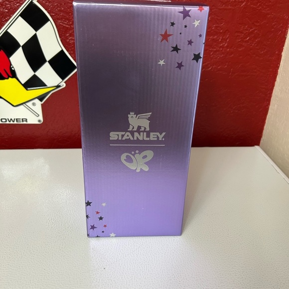 Olivia Rodrigo  Stanley with Straw and box - Picture 3 of 4